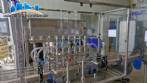 L�nea de llenado completa con m�quinas Tecman Nelpas Tecnoenvase Tudela para el llenado, etiquetado, taponado y posicionamiento de botellas de l�quidos cosm�ticos.