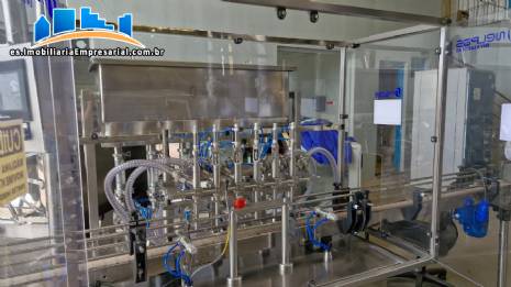 L�nea de llenado completa con m�quinas Tecman Nelpas Tecnoenvase Tudela para el llenado, etiquetado, taponado y posicionamiento de botellas de l�quidos cosm�ticos.